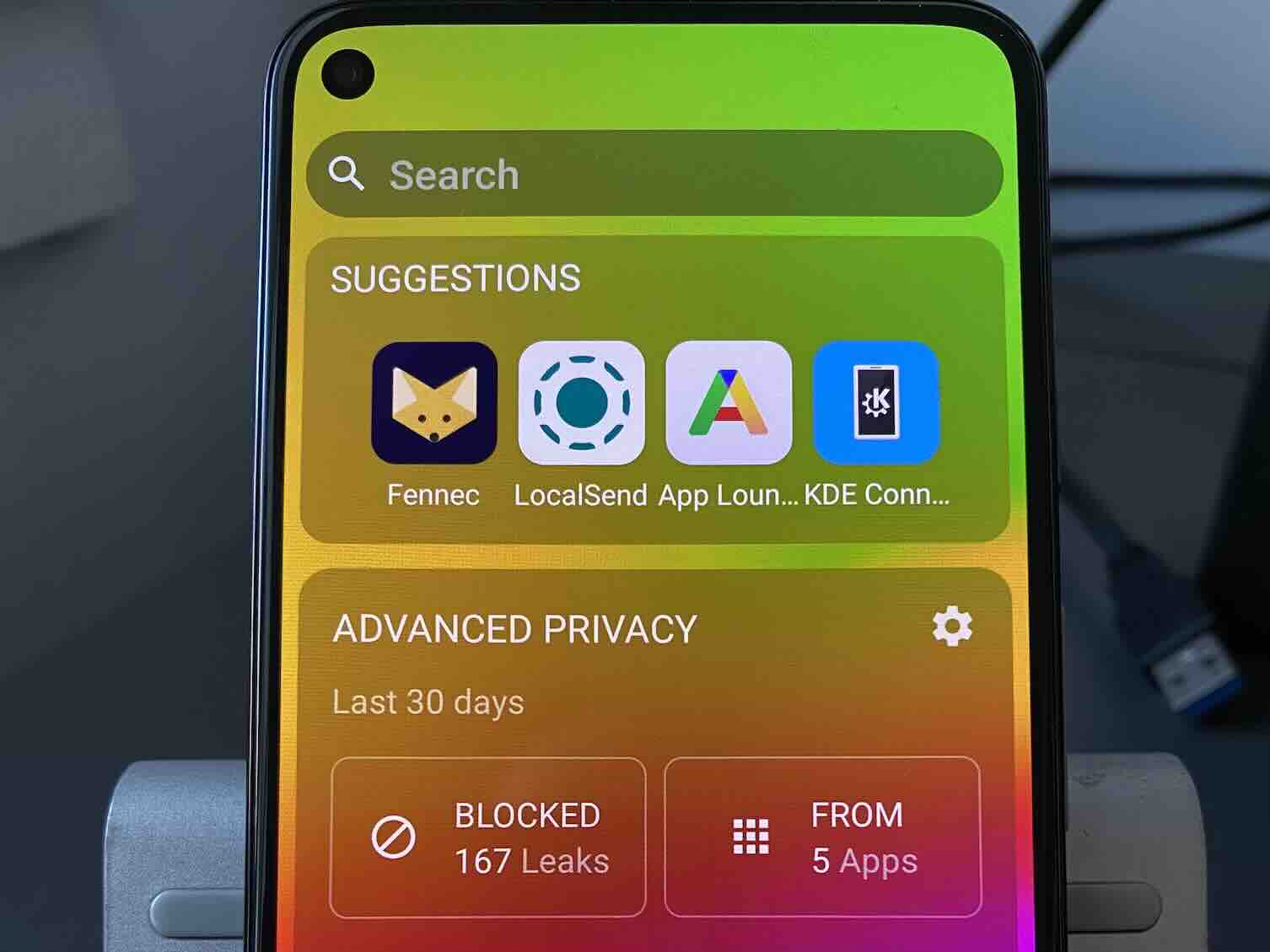 Photo of the widgets page on e/OS with widgets for app suggestions and advanced privacy.